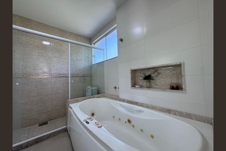 Casa de condomínio para alugar com 480m², 4 quartos e 1 vaga Casa de condomínio para alugar com 480m², 4 quartos e 1 vagaSuíte 1 - Banheiro