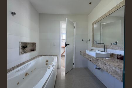 Casa de condomínio para alugar com 480m², 4 quartos e 1 vaga Casa de condomínio para alugar com 480m², 4 quartos e 1 vagaSuíte 1 - Banheiro