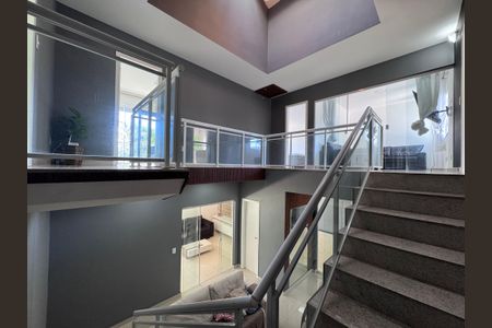 Casa de condomínio para alugar com 480m², 4 quartos e 1 vaga Casa de condomínio para alugar com 480m², 4 quartos e 1 vagaEscada