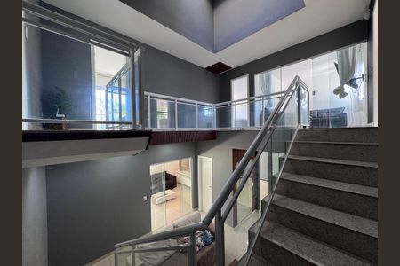 Casa de condomínio para alugar com 480m², 4 quartos e 1 vaga Casa de condomínio para alugar com 480m², 4 quartos e 1 vagaEscada