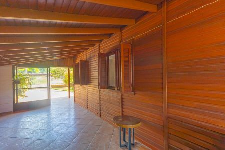 Casa à venda com 200m², 2 quartos e 2 vagasFachada Lateral/Garagem