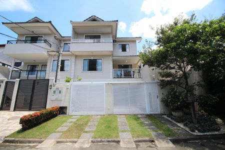 Casa de condomínio à venda com 154m², 4 quartos e 2 vagasFachada