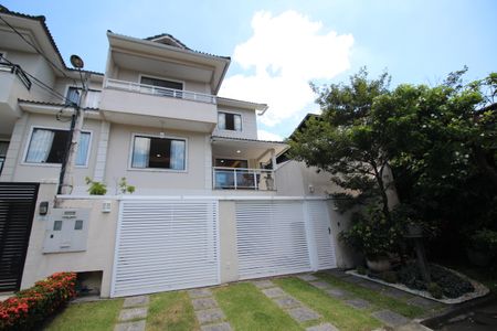 Casa de condomínio à venda com 154m², 4 quartos e 2 vagasFachada