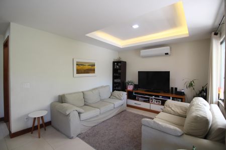 Casa de condomínio à venda com 154m², 4 quartos e 2 vagasSala