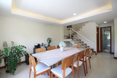 Casa de condomínio à venda com 154m², 4 quartos e 2 vagasSala