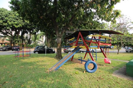 Casa de condomínio à venda com 154m², 4 quartos e 2 vagasÁrea Comum - Playground