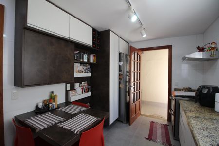 Casa de condomínio à venda com 154m², 4 quartos e 2 vagasCozinha