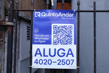 Casa para alugar com 90m², 2 quartos e sem vagaPlaca instalada no portão do imóvel - Código da placa KJFK-559