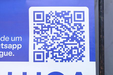 Casa para alugar com 90m², 2 quartos e sem vagaPlaca instalada no portão do imóvel - Código da placa KJFK-559