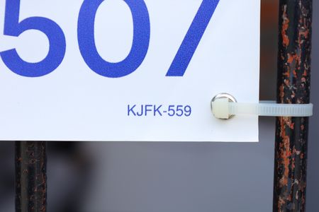 Casa para alugar com 90m², 2 quartos e sem vagaPlaca instalada no portão do imóvel - Código da placa KJFK-559