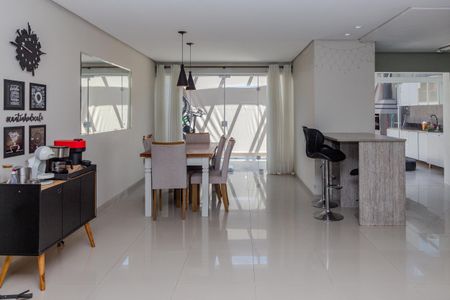 Casa à venda com 127m², 3 quartos e 2 vagasSala