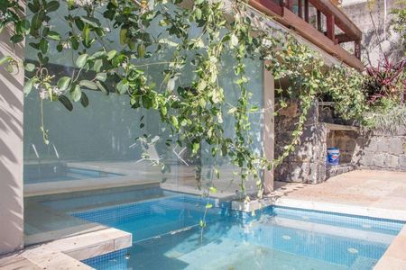 Casa de condomínio à venda com 611m², 4 quartos e 4 vagas