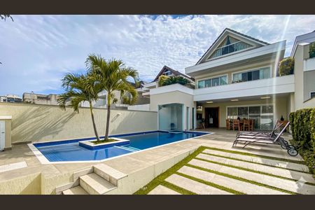 Casa de condomínio à venda com 360m², 4 quartos e 2 vagas