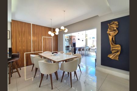 Casa à venda com 360m², 3 quartos e 2 vagas Casa à venda com 360m², 3 quartos e 2 vagasSala de jantar