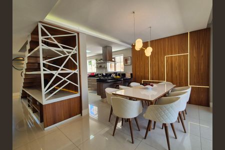 Casa à venda com 360m², 3 quartos e 2 vagas Casa à venda com 360m², 3 quartos e 2 vagasSala de jantar