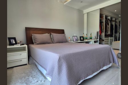 Casa à venda com 360m², 3 quartos e 2 vagas Casa à venda com 360m², 3 quartos e 2 vagasSuíte 3