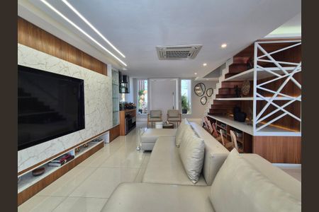 Casa à venda com 360m², 3 quartos e 2 vagas Casa à venda com 360m², 3 quartos e 2 vagasSala