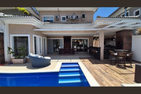 Casa à venda com 360m², 3 quartos e 2 vagas Casa à venda com 360m², 3 quartos e 2 vagasÁrea externa