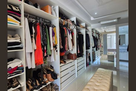 Casa à venda com 360m², 3 quartos e 2 vagas Casa à venda com 360m², 3 quartos e 2 vagasCloset Suíte 3