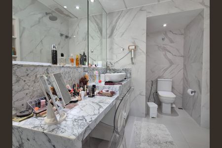 Casa à venda com 360m², 3 quartos e 2 vagas Casa à venda com 360m², 3 quartos e 2 vagasBanheiro Suíte 3