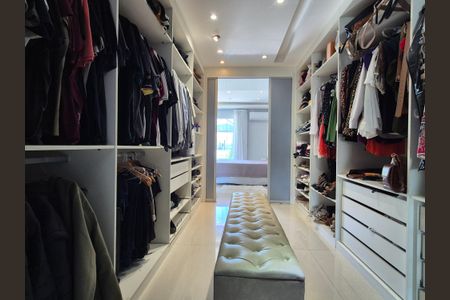 Casa à venda com 360m², 3 quartos e 2 vagas Casa à venda com 360m², 3 quartos e 2 vagasCloset Suíte 3