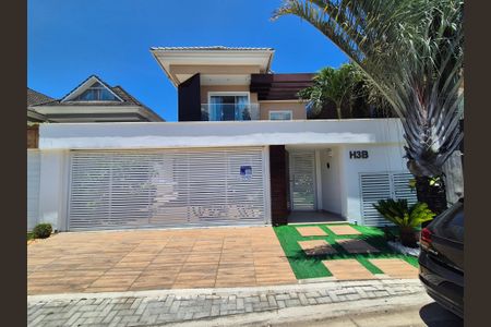 Casa à venda com 360m², 3 quartos e 2 vagas Casa à venda com 360m², 3 quartos e 2 vagasFachada