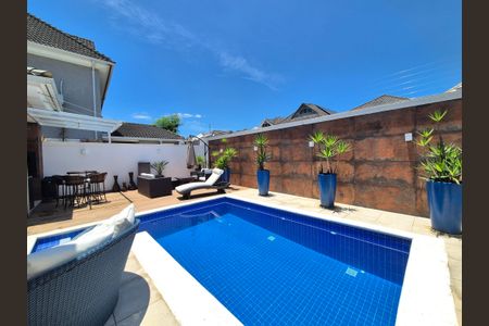 Casa à venda com 360m², 3 quartos e 2 vagas Casa à venda com 360m², 3 quartos e 2 vagasÁrea externa