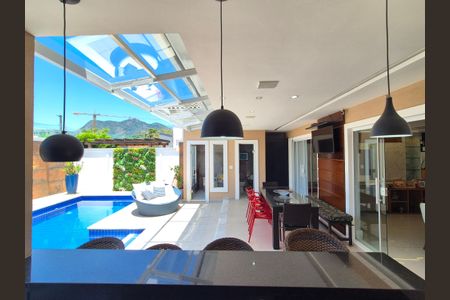 Casa à venda com 360m², 3 quartos e 2 vagas Casa à venda com 360m², 3 quartos e 2 vagasVaranda gourmet