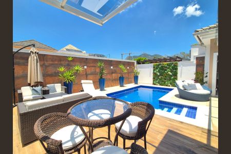 Casa à venda com 360m², 3 quartos e 2 vagas Casa à venda com 360m², 3 quartos e 2 vagasÁrea externa