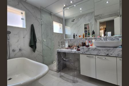 Casa à venda com 360m², 3 quartos e 2 vagas Casa à venda com 360m², 3 quartos e 2 vagasBanheiro Suíte 3