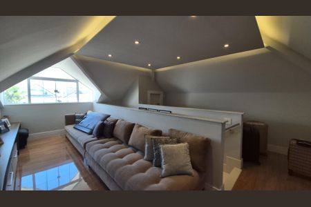 Casa à venda com 360m², 3 quartos e 2 vagas Casa à venda com 360m², 3 quartos e 2 vagasSótão