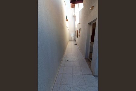 Casa de condomínio à venda com 288m², 5 quartos e 4 vagasÁREA EXTERNA CORREDOR LATERAL