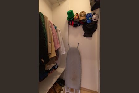 Casa de condomínio à venda com 288m², 5 quartos e 4 vagasCLOSET DA SUITE MASTER