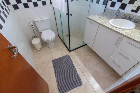 Casa de condomínio à venda com 288m², 5 quartos e 4 vagasBANHEIRO DA SUITE 1