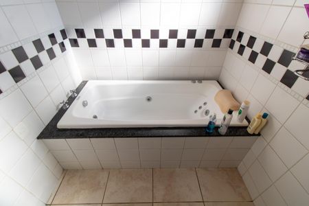 Casa de condomínio à venda com 288m², 5 quartos e 4 vagasBANHEIRA DA SUITE MASTER