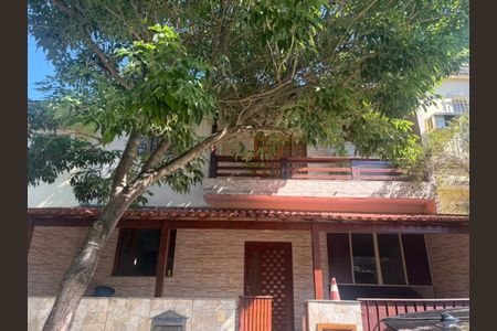 Casa de condomínio à venda com 250m², 5 quartos e 3 vagasFachada