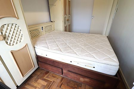 Quarto 1 de apartamento para alugar com 2 quartos, 82m² em Vila Ipiranga, Porto Alegre
