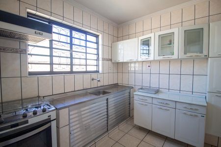 Casa para alugar com 400m², 4 quartos e 10 vagasCozinha 