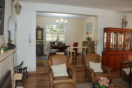 Casa para alugar com 4 quartos, 320m² em Jardim Santa Paula, Cotia