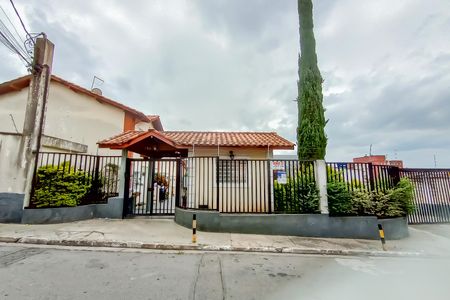 Casa à venda com 71m², 2 quartos e 2 vagas Casa à venda com 71m², 2 quartos e 2 vagasFachada