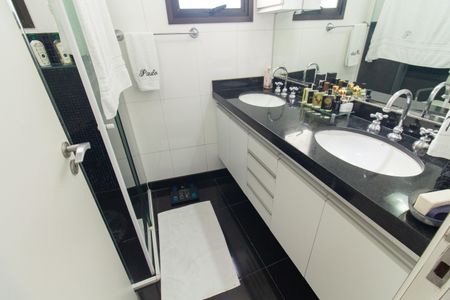 Apartamento à venda com 120m², 3 quartos e 3 vagas Apartamento à venda com 120m², 3 quartos e 3 vagasBanheiro da Suíte