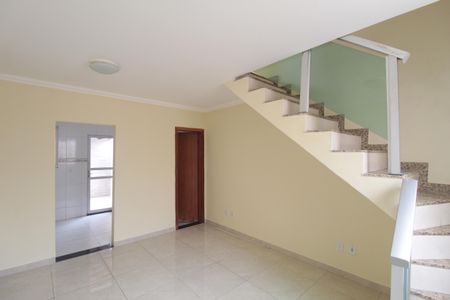 Sala de casa de condomínio para alugar com 2 quartos, 52m² em Vila Jardim Leblon, Belo Horizonte