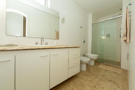 Apartamento à venda com 200m², 4 quartos e 2 vagas Apartamento à venda com 200m², 4 quartos e 2 vagasBANHEIRO1