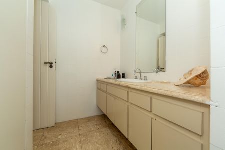 Apartamento à venda com 200m², 4 quartos e 2 vagas Apartamento à venda com 200m², 4 quartos e 2 vagasBANHEIRO3