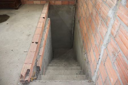 Casa para alugar com 305m², 2 quartos e 4 vagasEscada acesso a Sala 