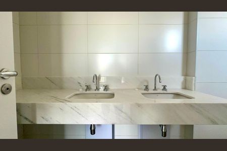 Apartamento à venda com 178m², 3 quartos e 2 vagas Apartamento à venda com 178m², 3 quartos e 2 vagasBanheiro da Suíte 2