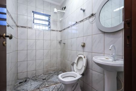 Banheiro de casa para alugar com 1 quarto, 50m² em Vila Liviero, São Paulo