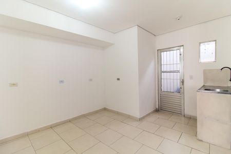 Sala/Cozinha de casa para alugar com 1 quarto, 42m² em Vila Carmosina, São Paulo