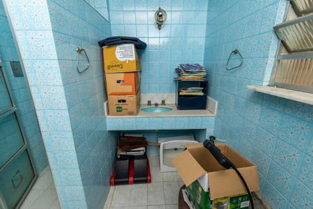 Casa à venda com 342m², 5 quartos e 3 vagas Casa à venda com 342m², 5 quartos e 3 vagasFundos - Banheiro da Kitnet