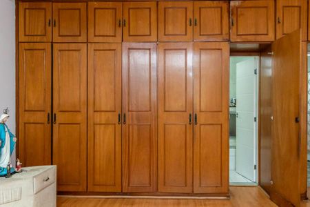 Casa à venda com 342m², 5 quartos e 3 vagas Casa à venda com 342m², 5 quartos e 3 vagasSuíte - Armários